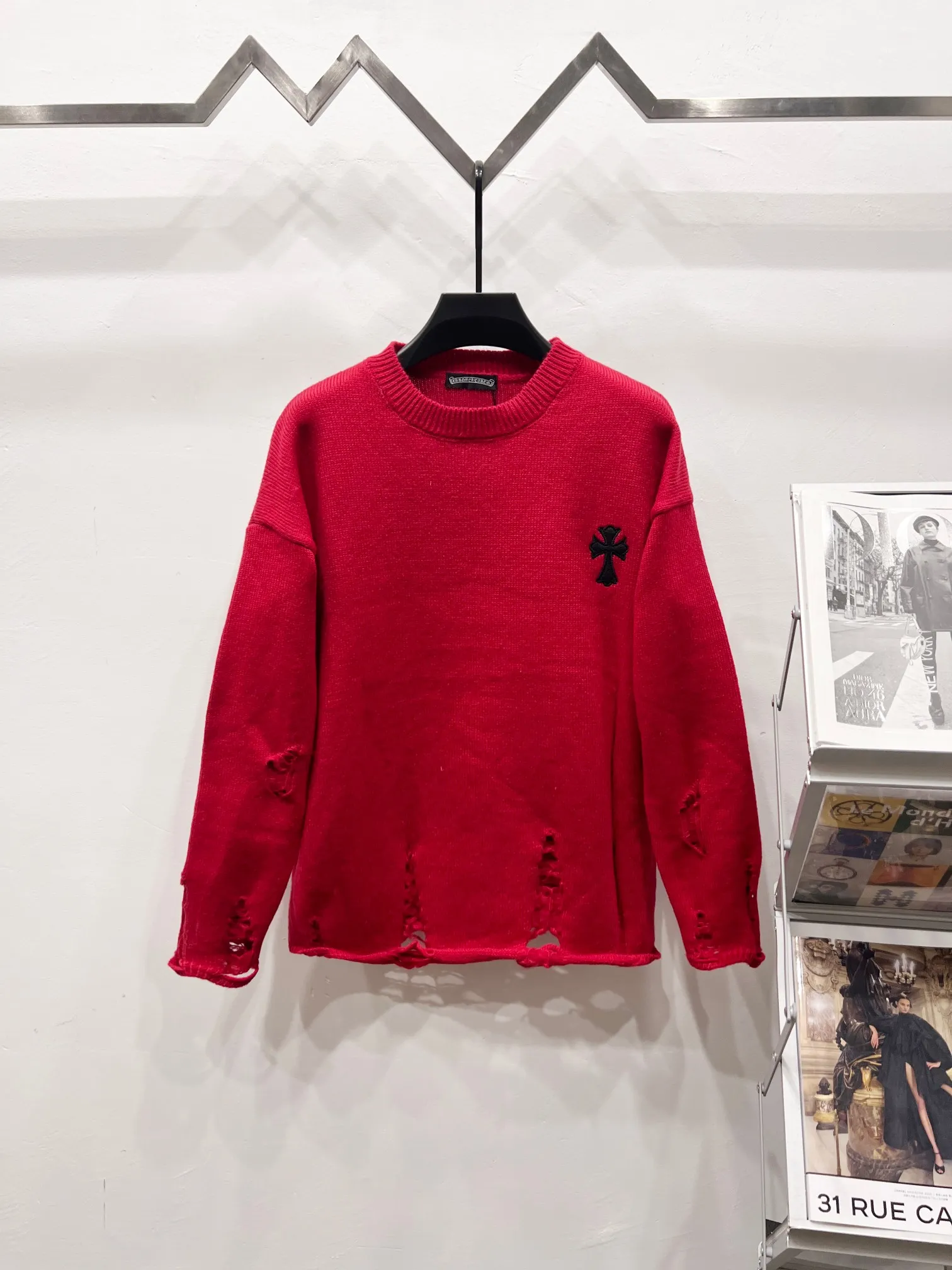 P240 High quality, model number: (Q060) Chrome Hearts CH Chrome Hearts patchwork cross hole knitted sweater pullover. The popular style is the same for men and women. It is matched with black and white. It looks good in real life. It looks good in daily wear. It is even more photogenic. It’s hard not to buy it. Buy it for me!!! Believe me, no one can refuse such a long Chrome Hearts jacket. It has expanded the version based on the old version and has a loose and stylish upper body. Casual design with an expanded hem. Fat people are extremely slim. Thin people have a limited height. Ten thousand yuan ZP printing. 1:1 perfect restoration. Looks good when worn alone. Can be easily controlled by both men and women. If you care more about quality, you must also respect the price. It is completely different from the thin transparent bottoms on the market that pill when worn. If the style makes you shine at a glance, then quality is what you should pay more attention to. We focus on quality rather than price. Customers who have received my products all know it. ️️️ Sweaters on the market are generally made of bract core yarn. We use modal. The advantages over core-spun yarn are very intuitive: high cost, high price, high density, relatively expensive for developers, and let us make a lot less money. In addition, it is delicate, has no scum on the upper body, resists pilling, and is high-end. We are conscientious sellers and do not use core-spun yarn. Apart from being cheap, core-spun yarn is really useless. It shrinks, pills, hooks, and makes people pierced. He is proficient in everything. It is 2024. Who doesn’t want to look decent when they go out? Quality determines the upper body effect. No matter how bad the quality, the best style is still the temperament of the urban-rural fringe. We only do long-term business. Quality determines character. Take it back and wear it with confidence and wash it. The quality of the pattern will definitely make your eyes shine. We only make the right version of high quality. We make high-end hard goods. Reject junk goods and reject fast food. Conscientious quality and conscientious price. You deserve it!  Color: Black White Gray Red Size: S M L